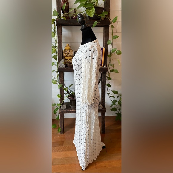 Lesley Evers: Long White Knit Beach V Cut Dress - Picture 12 of 17